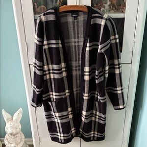 Torrid Black and Cream Plaid Cardigan sz 1X euc